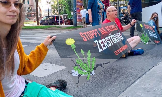 Klimaaktivisten klebten sich am Wiener Ring fest