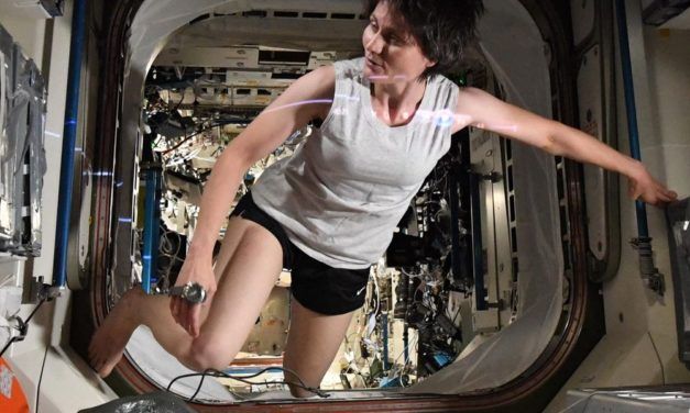 Esa-Astronautin Samantha Cristoforetti stellt Szene aus „Gravity“ im  All nach