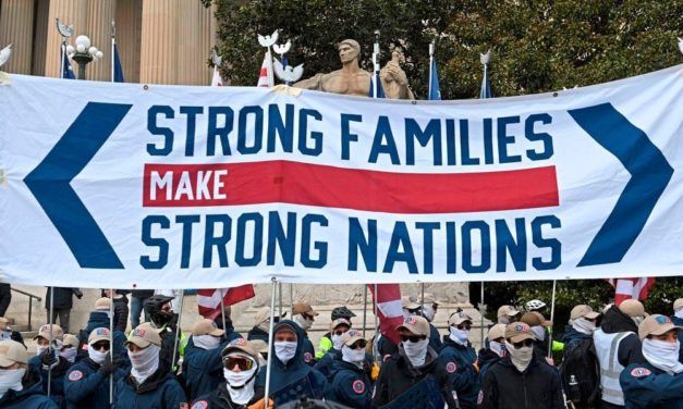 Rechtsextreme teilen in Abtreibungsdebatten rassistische Ideologien