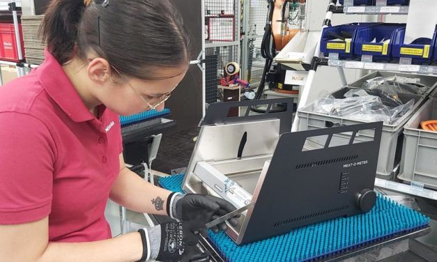 Miele geht raus in den Garten und wirft den Grill an