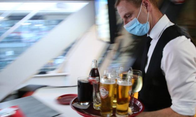 Tourismus-Saisonierkontingent wird erhöht, Kellner ist jetzt Mangelberuf
