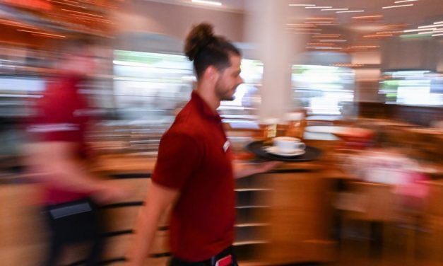 Gastronomie: Kritik an Anwerbung von Kellnern aus Drittstaaten