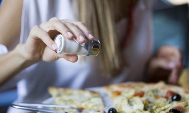 Regelmäßig Essen nachsalzen erhöht Gefahr vorzeitig zu sterben