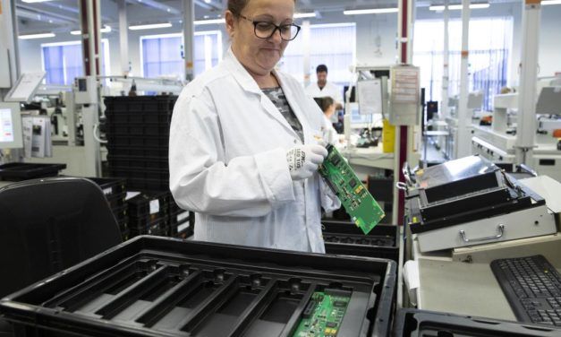 Hier sollen sich Roboter und Maschine die Hand geben