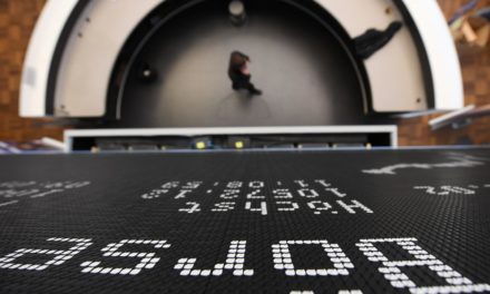 Börse: Dax steigt am Freitag zu Handelbeginn um 0,6 Prozent