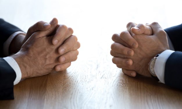 Michael Saylor und Charles Hoskinson streiten um Cardano