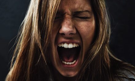 Wie hohe Frauenstimmen wirklich auf Männer wirken