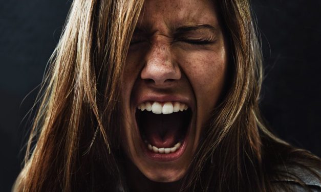 Wie hohe Frauenstimmen wirklich auf Männer wirken