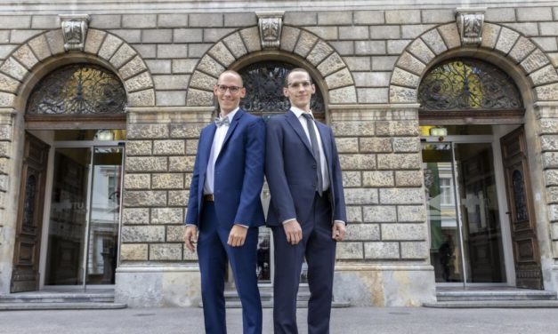 Geniale Zwillingsbrüder: Von der Schule bis zum Doktorat mit ausgezeichnetem Erfolg